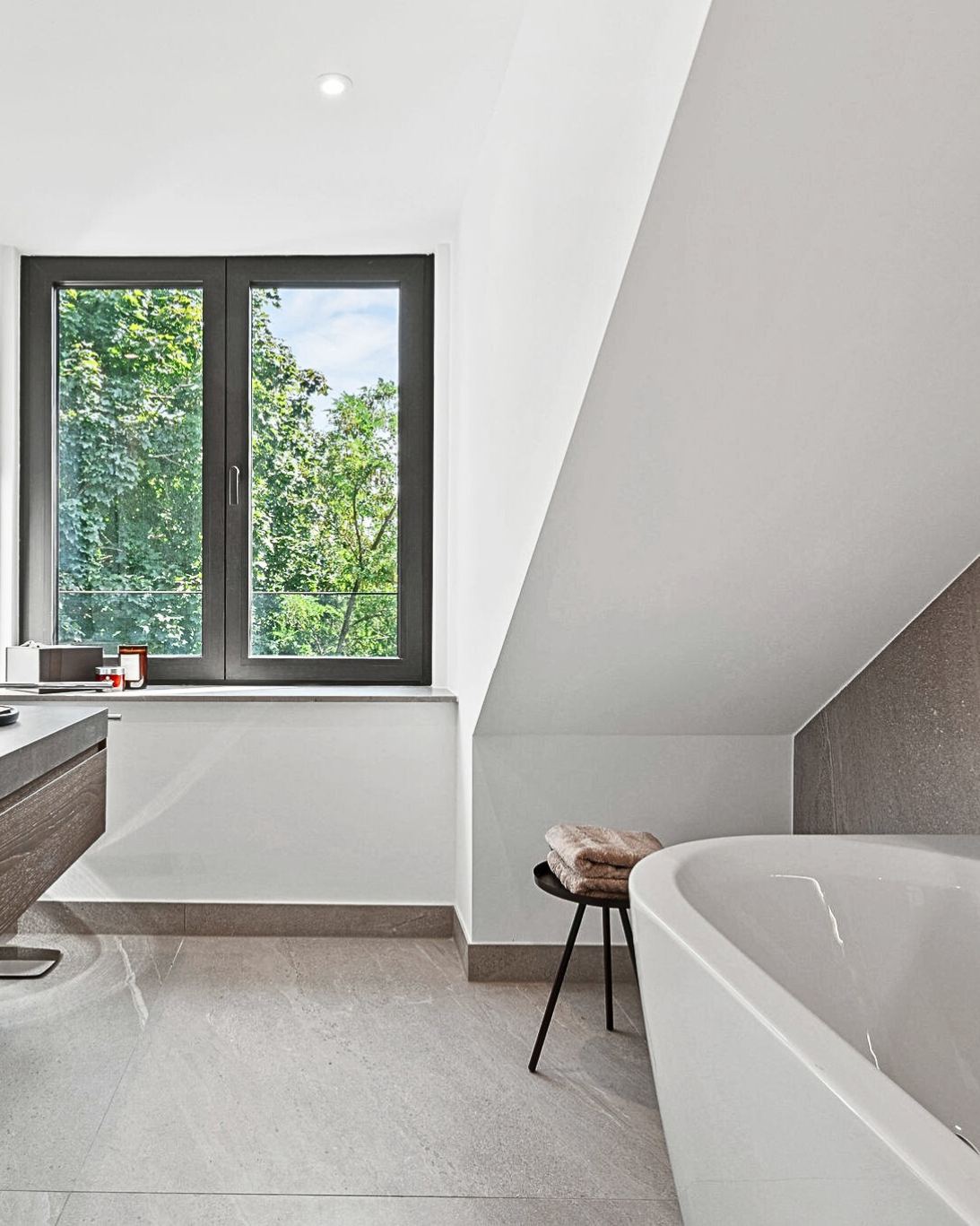 Bad mit Badewanne im Dachgeschoss
